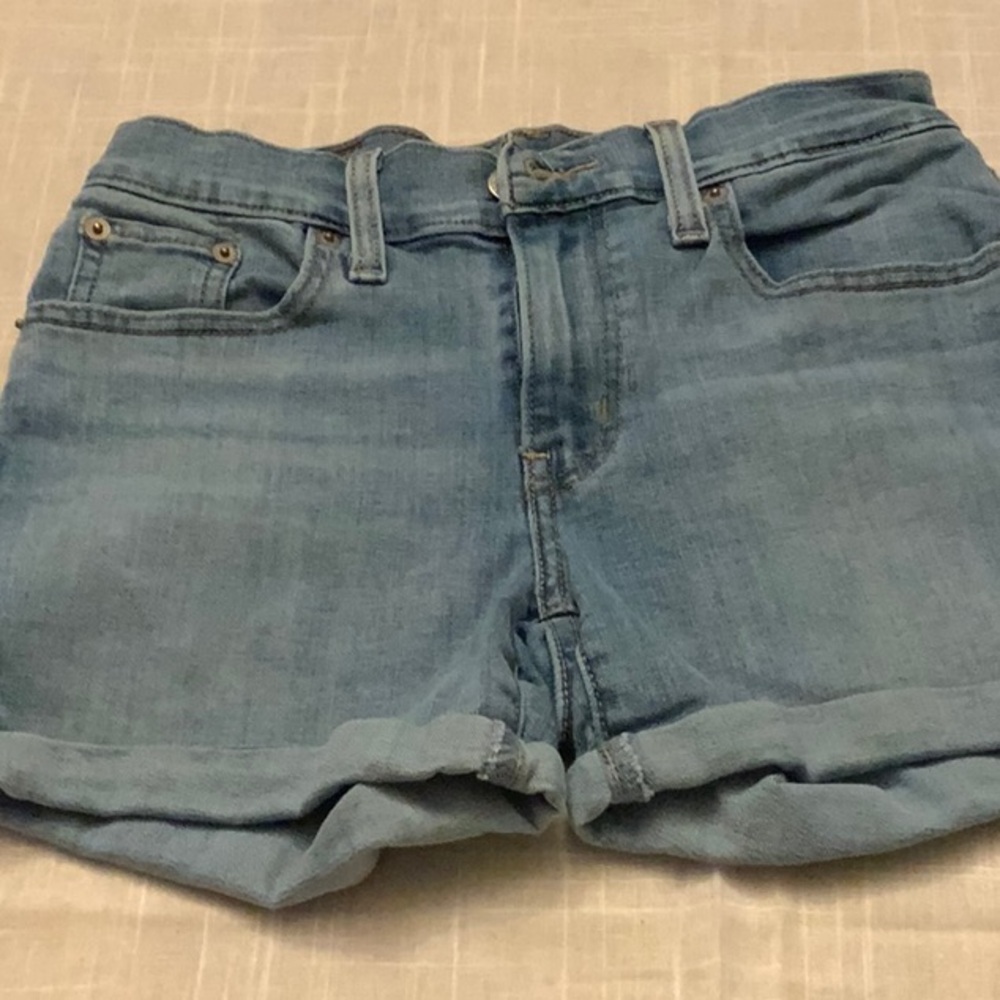 Used Levi’s Mid Length Cuffed Short Size 24